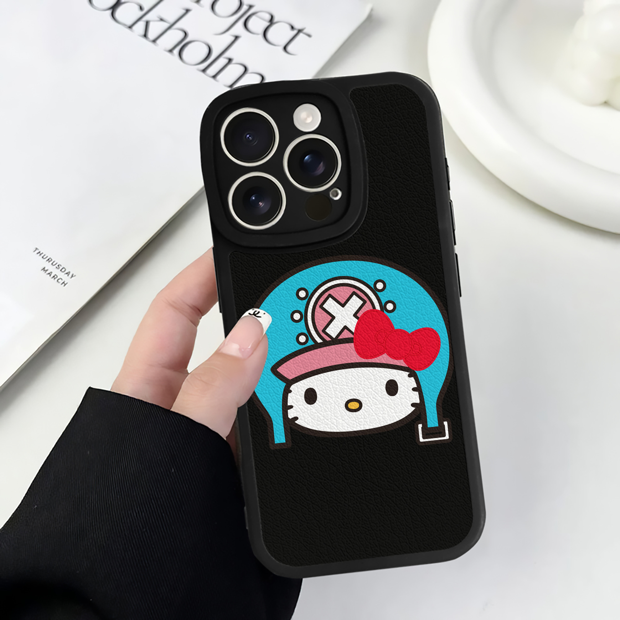 （画像用） Hello Kitty ハローキティ 【iPhone 16シリーズ対応】シリコンスマホケース（レザー調） 材質：シリコン
